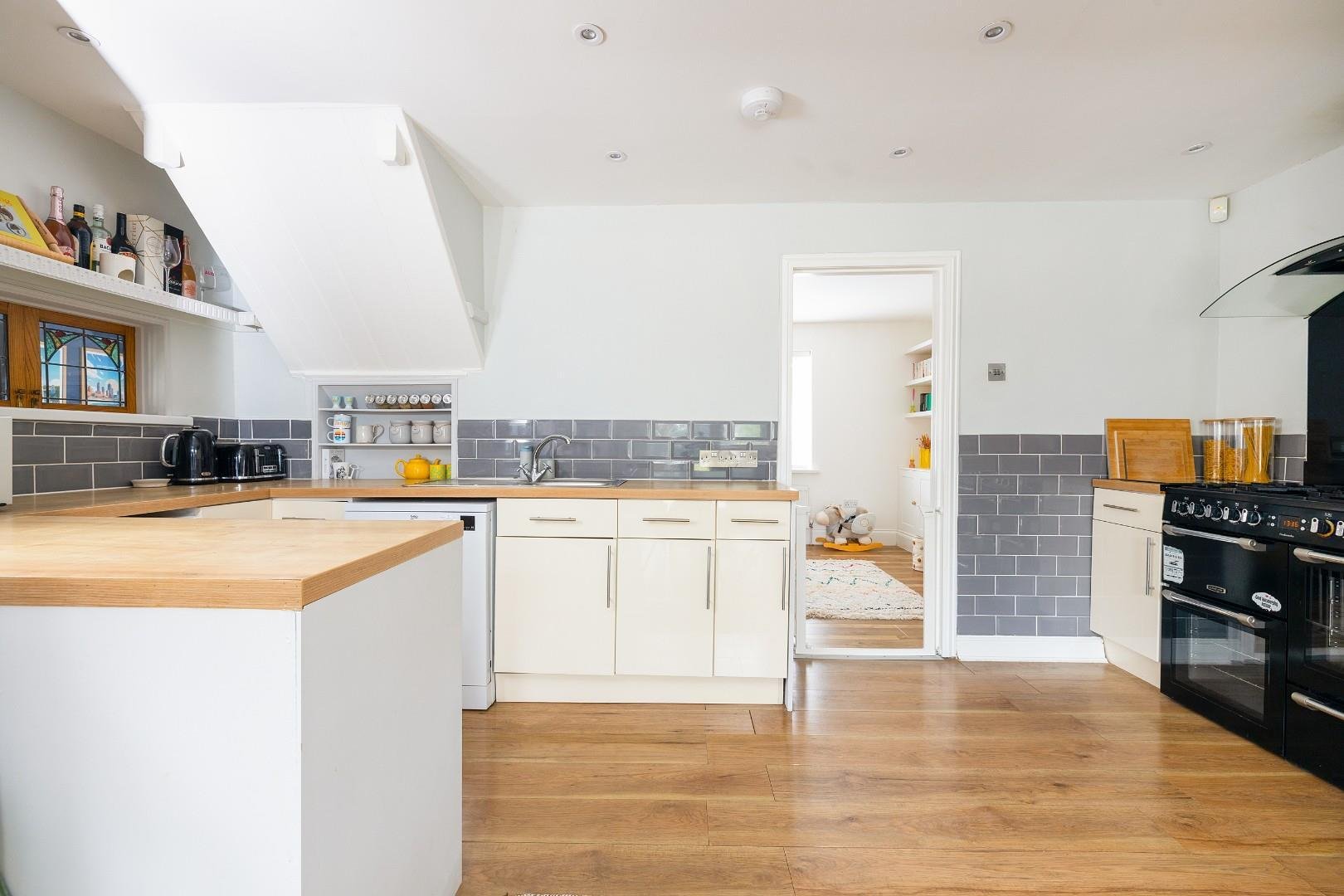 Clare road kingswood 34021882 cd7 a9209