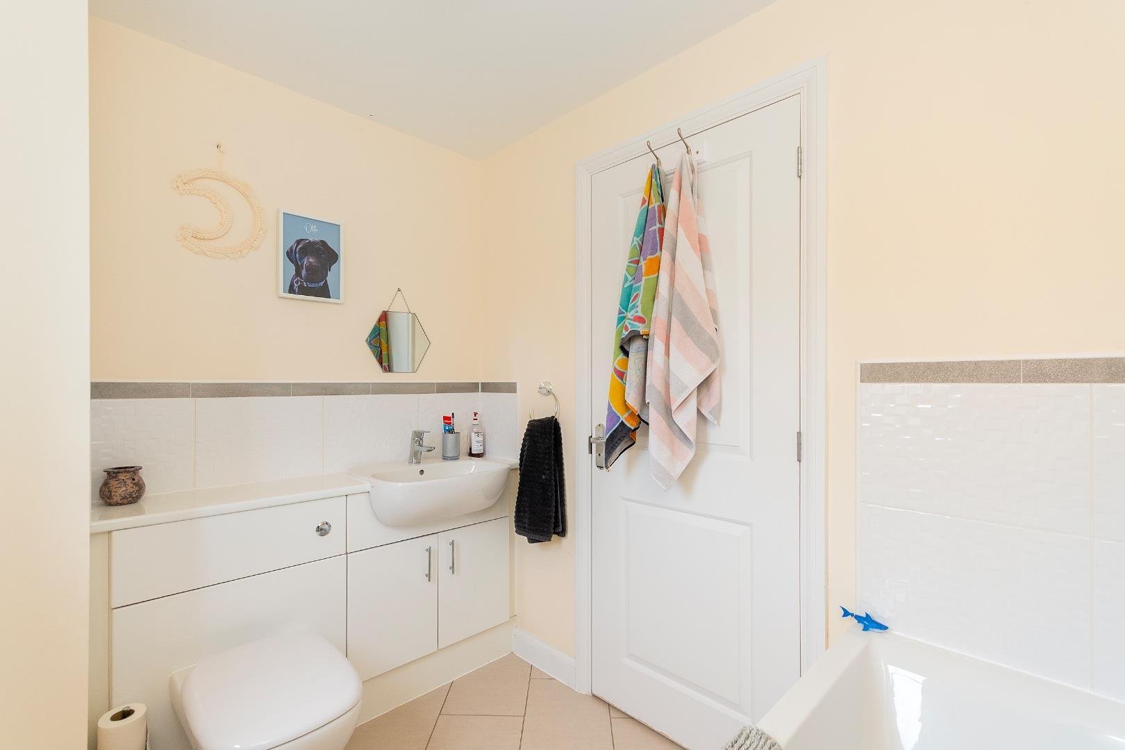 Hamilton way whitchurch village 34415981 3 h6 wwh bathroom a