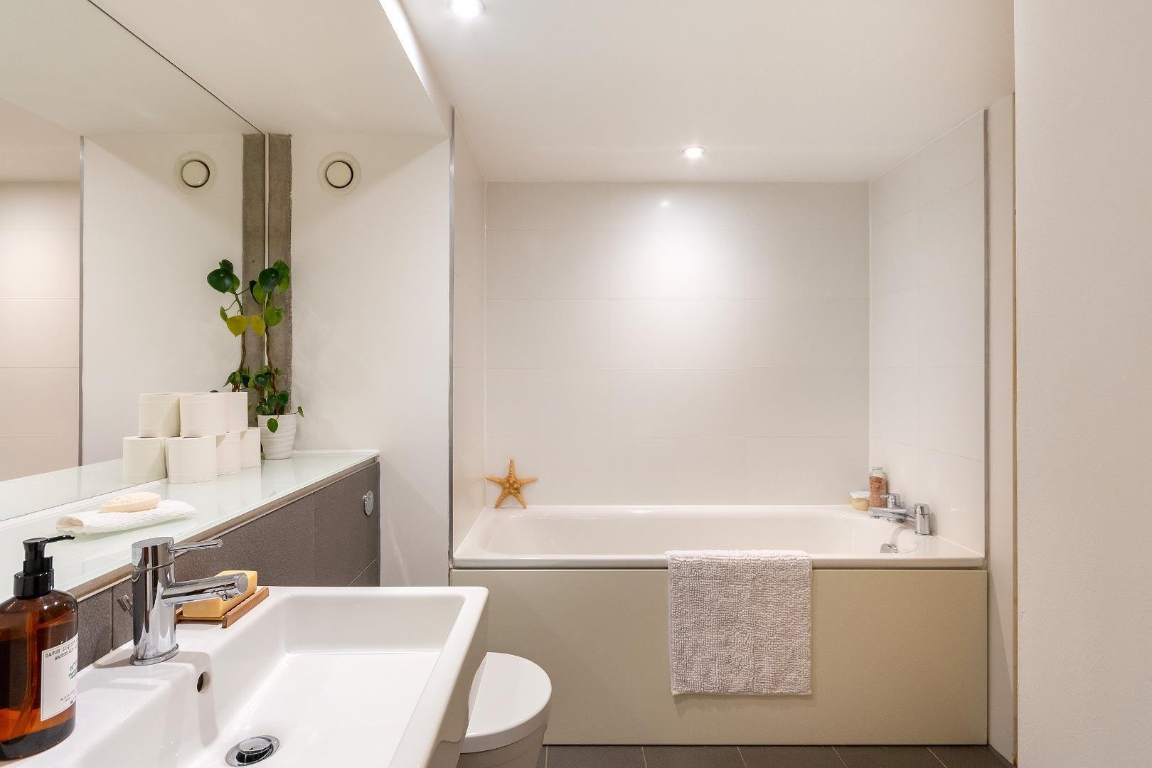 Lakeshore drive hartcliffe 33572372 2 l1 s0 bh bathroom b