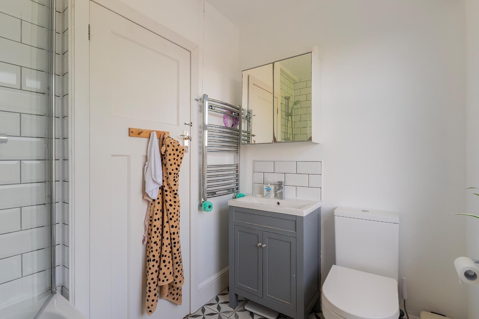 Lawn road fishponds 34837421 1 l2 r7 fs bathroom a