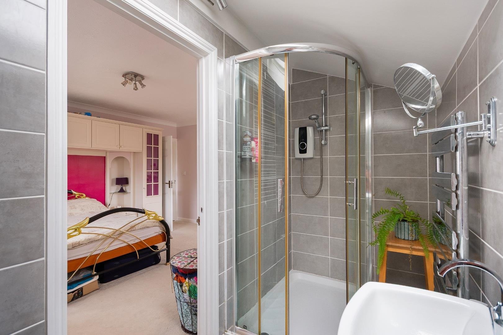 Long acres close coombe dingle 34488381 1 l7 accd ensuite a