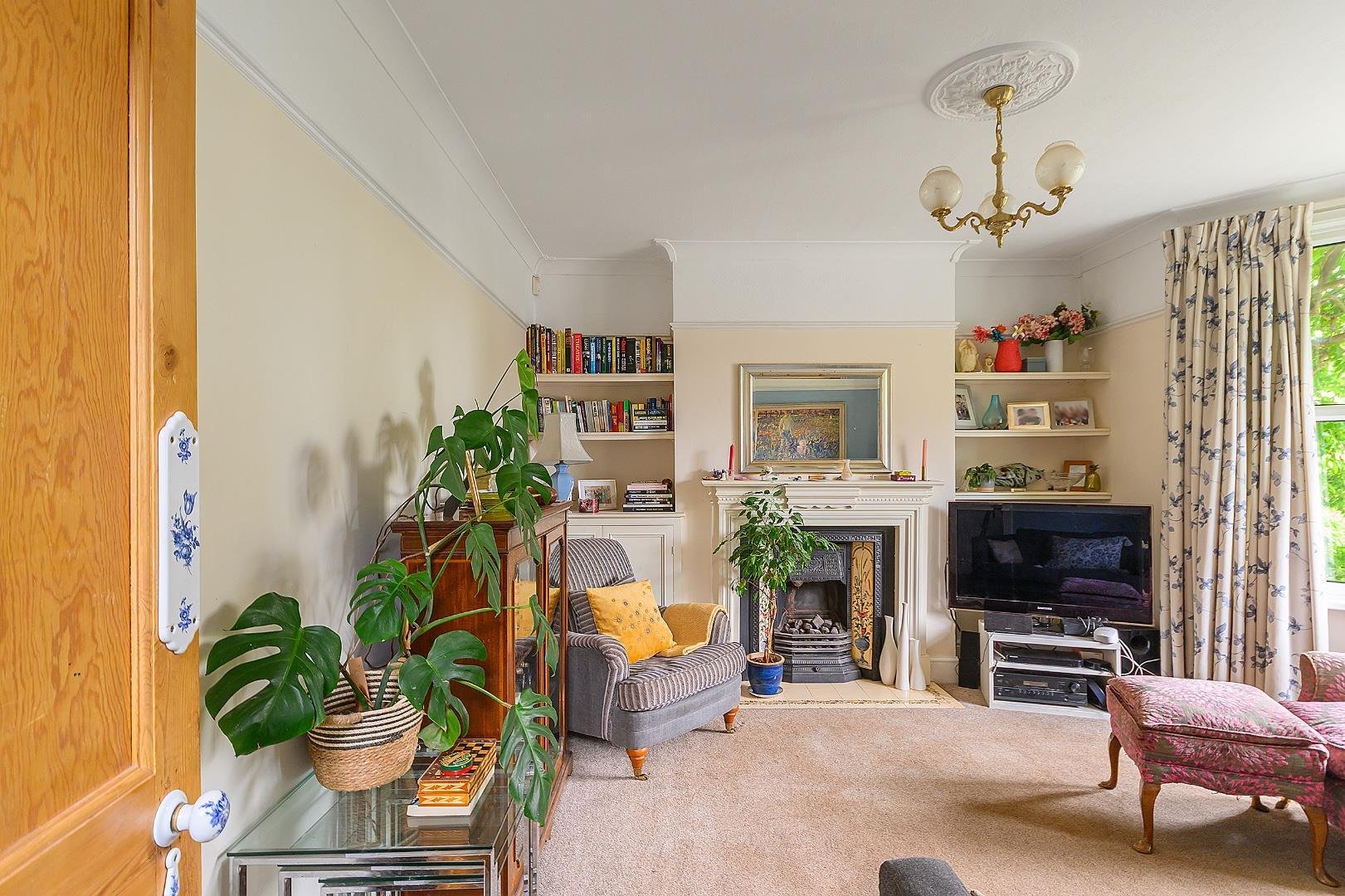 Overnhill road downend 34968604 8 o6 rdd living room e